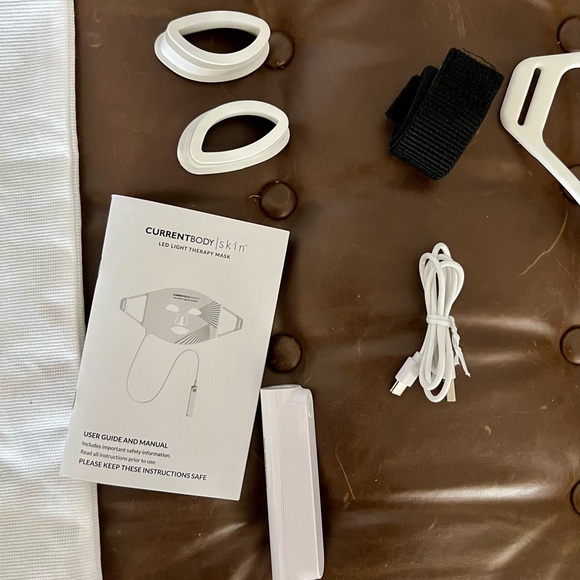 Currentbody Skin LED Red Light Therapy Mask - Picture 5 of 11